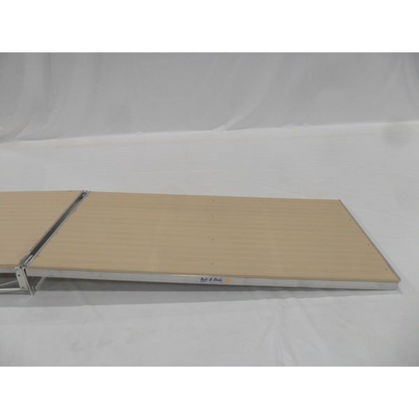 4'x8'斜坡铝 - 米色与铰链