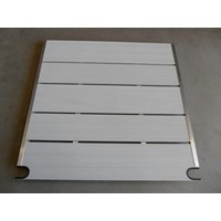 白色的船坞甲板——镂空的洞